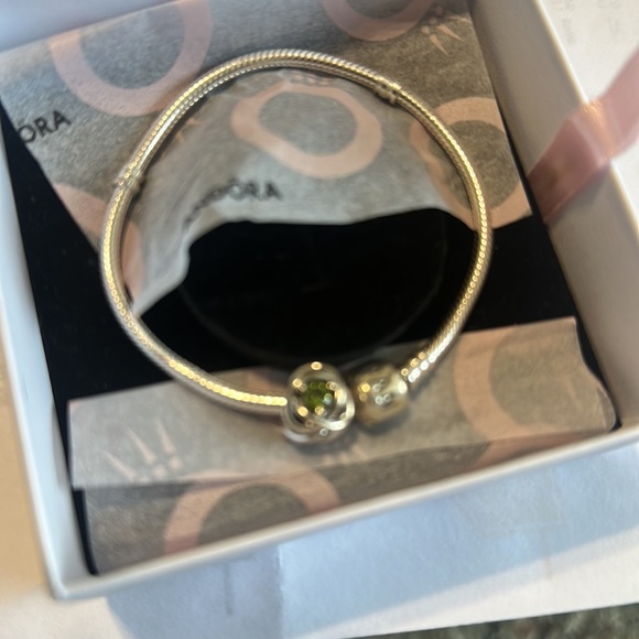 Pandora bracelet with peridot charm - Picture 3 of 4